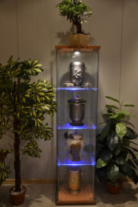 Metalowe urny w gablocie